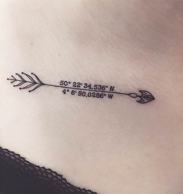 Tatuaggio da polso femminile con arco e freccia di @takeiteasyluv
