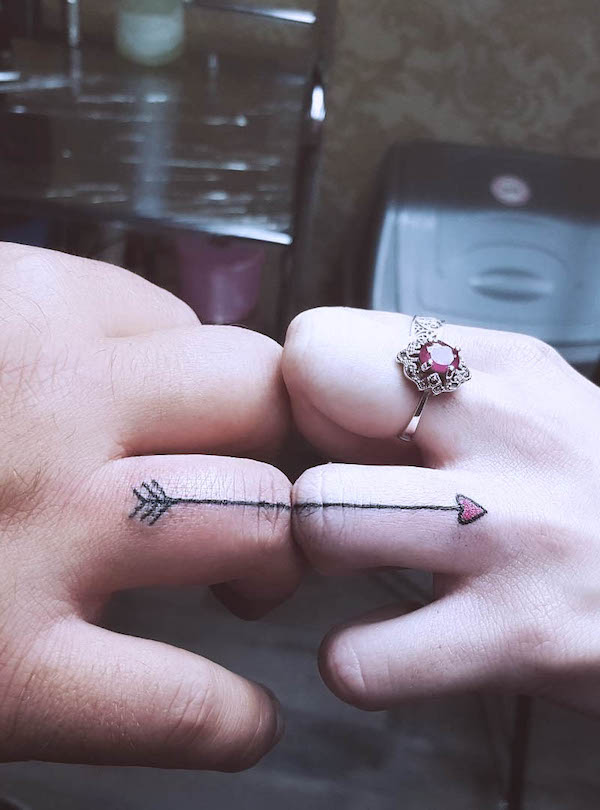 Tatuaggi con fedi nuziali con freccia al cuore di @samaraxsk