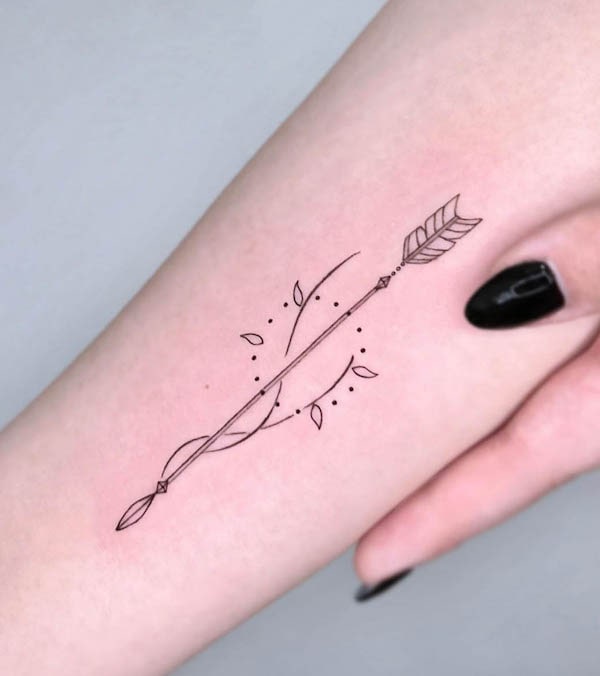 Tatuaggio minimalista con freccia di @da.an_tattooer
