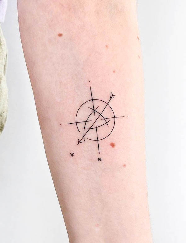 Tatuaggio astratto con freccia e bussola di @chloemickham