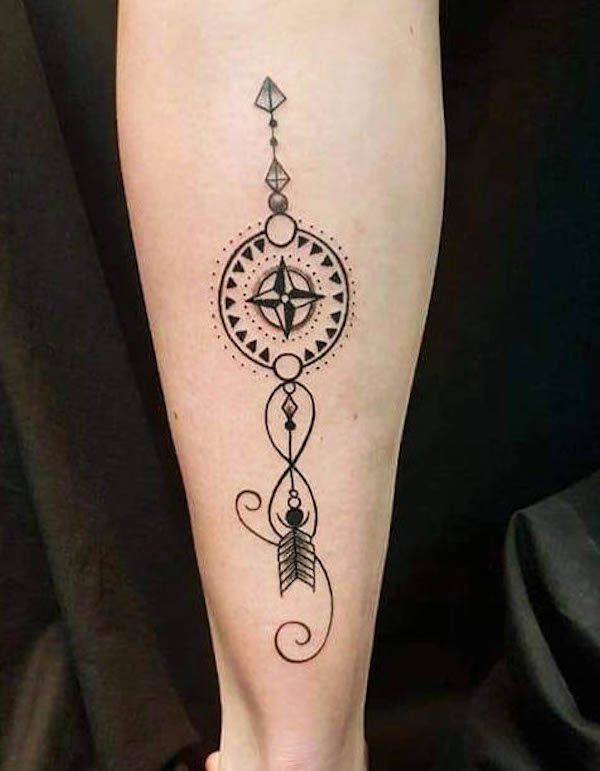 Tatuaggio simbolico con bussola e freccia di @tattoobobshop