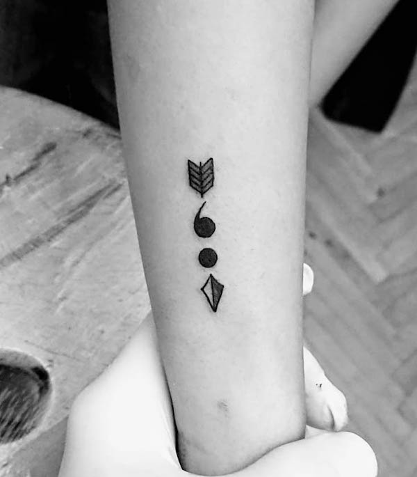 Tatuaggio con punto e virgola da @alice.ink.egypt