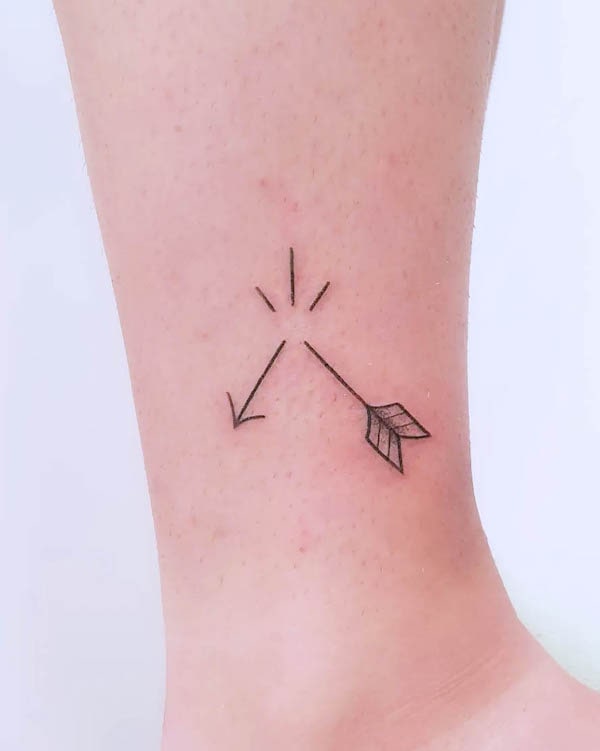Piccolo tatuaggio di freccia rotta sulla caviglia da @ots.kokote