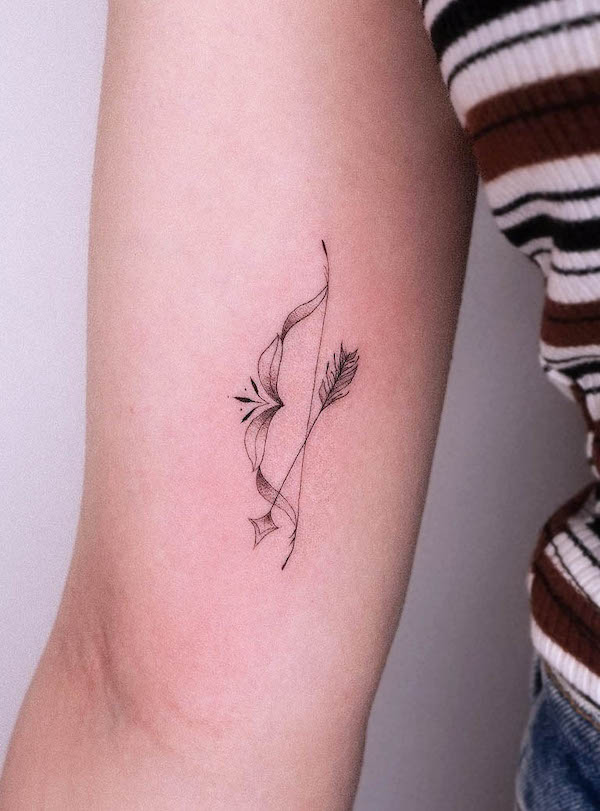 Piccolo arco e freccia tatuato da @franzis.tatties