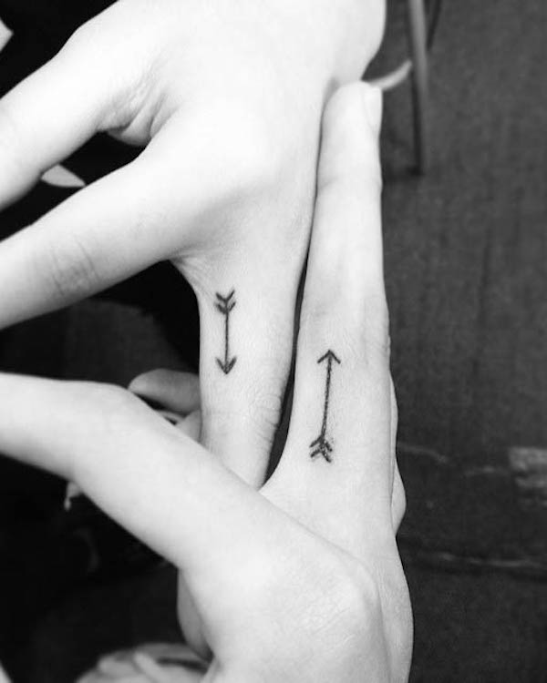 Tatuaggi di piccole dita a forma di freccia di @ibf2