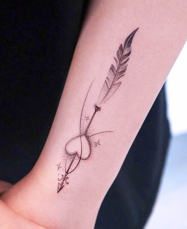 Tatuaggio con piume e frecce di @tattooist_giho_