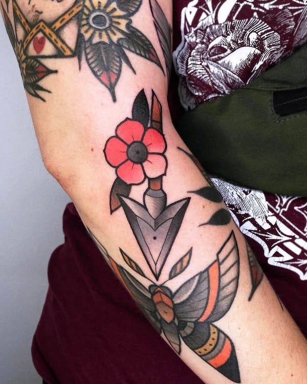Tatuaggio tradizionale con testa di freccia di @friedrich_heyden