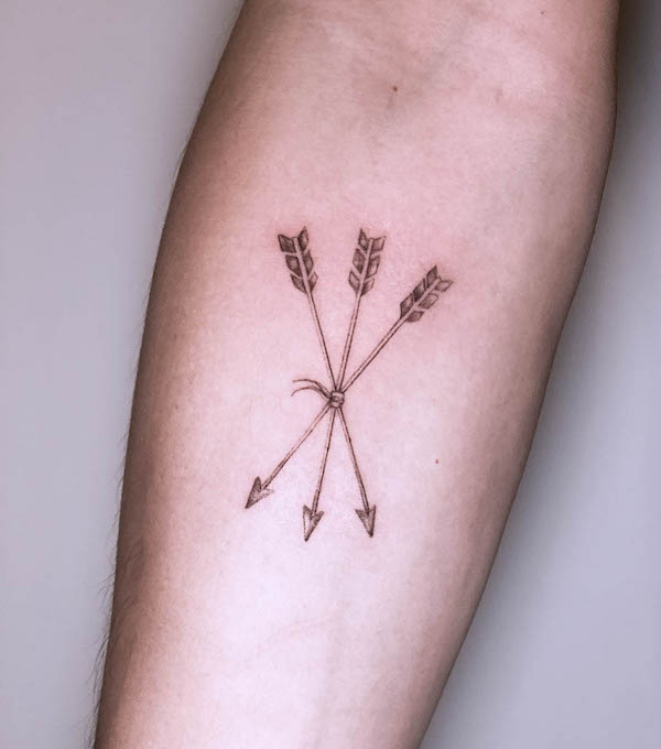 Tatuaggio con tre frecce da @dlopes.tattoo