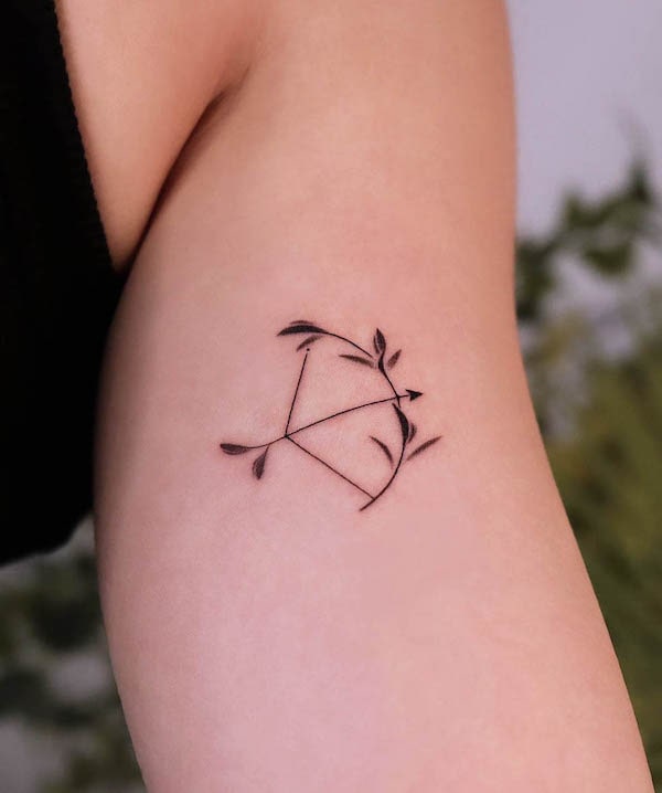 Tatuaggio semplice con arco e freccia di @noul_tattoo