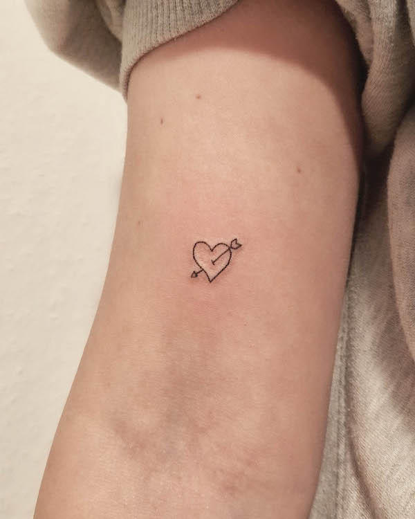 Tatuaggio con cuore e freccia di @angiehandpokes