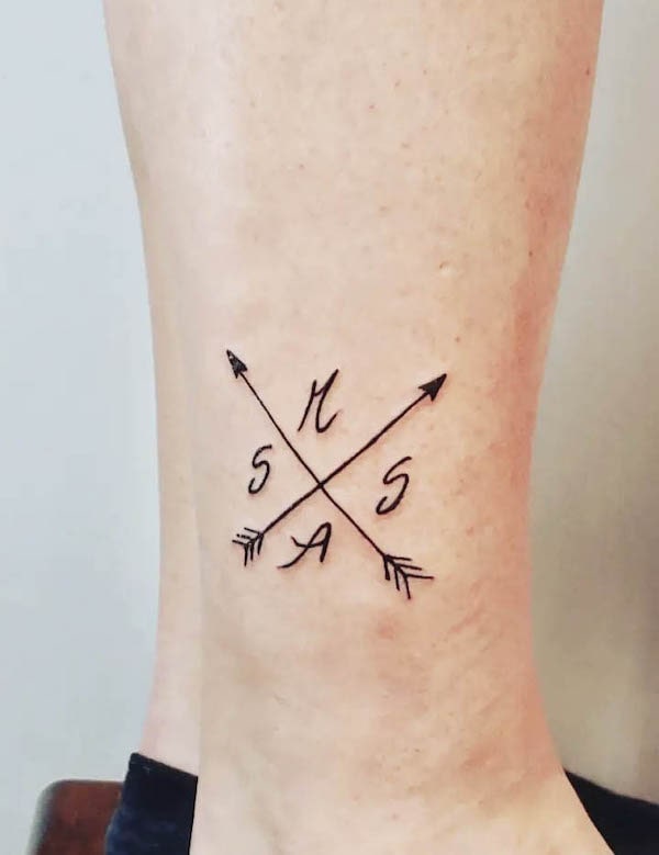 Tatuaggio semplice con freccia incrociata di @zeroink_tattooer