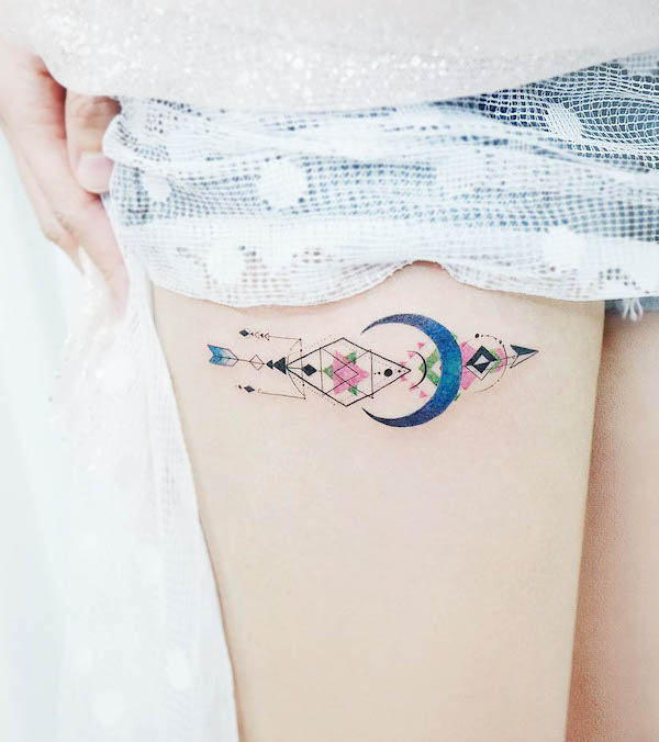 Tatuaggio della coscia a forma di freccia di @tattooist_banul