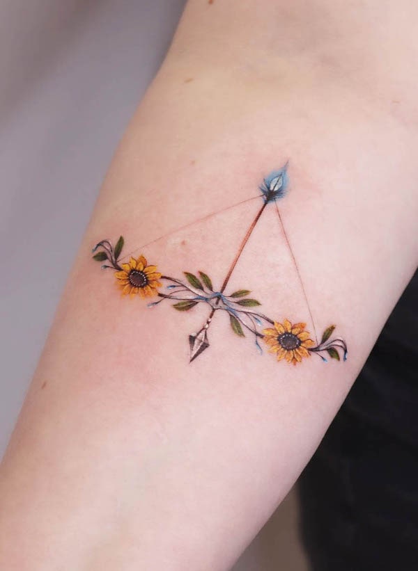 Tatuaggio floreale con freccia per le donne da @maiko