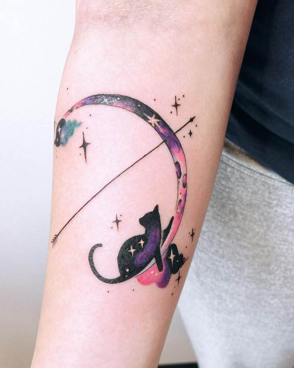 Tatuaggio di gatto con freccia lunare di @ohhemilygee
