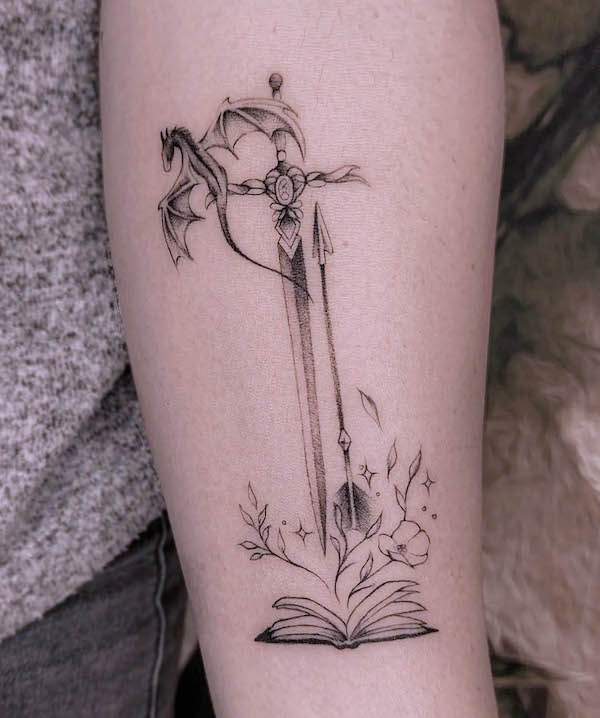 Tatuaggio con spada e freccia di @ruscellipaola