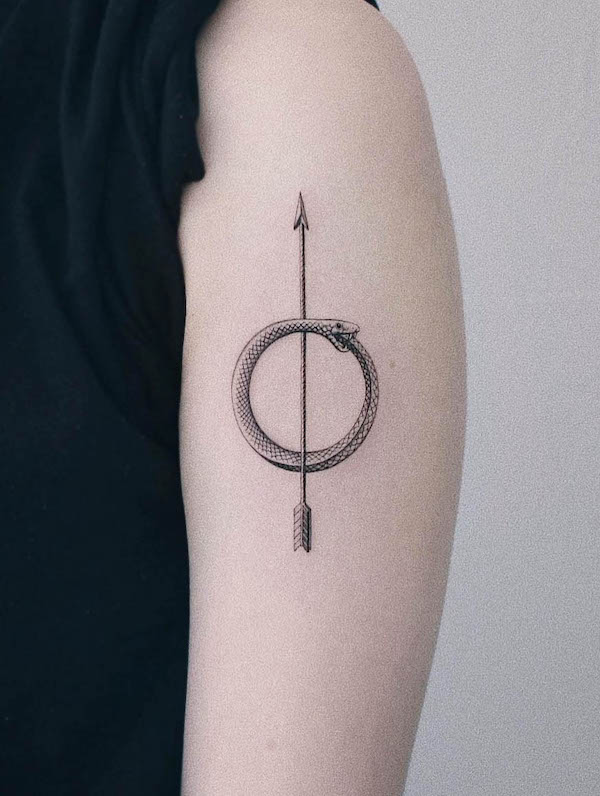 Tatuaggio con freccia Ouroboros di @zipinblack