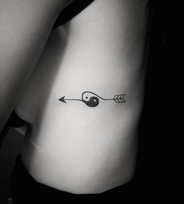 Tatuaggio con freccia Yin e yang di @guy_levi_tattoo