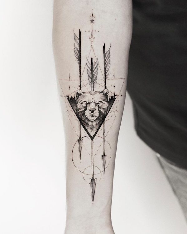 Tatuaggio con orso e freccia di @danielmeyertattoo