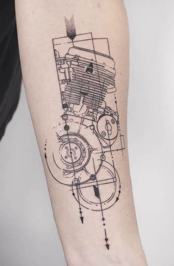 Tatuaggio con freccia e motore di moto di @patricetattoo