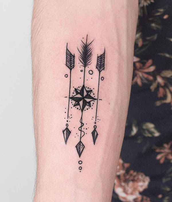 Tatuaggio del braccio con tre frecce di @robcarvalhoart