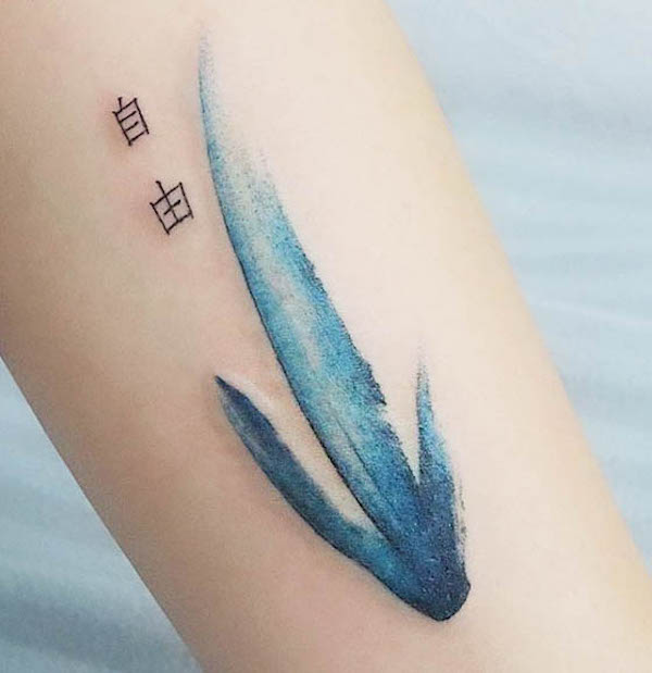 Tatuaggio a forma di freccia blu di @wishtatt