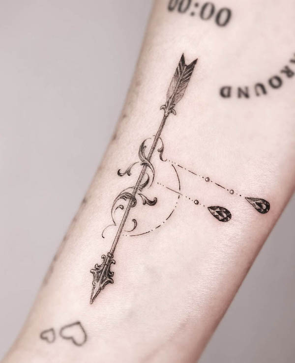 Tatuaggio freccia antica da @auua.tattoo