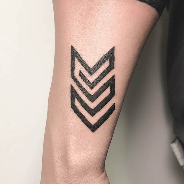 Tatuaggio con freccia in grassetto di @valhalla_tattoo.ec