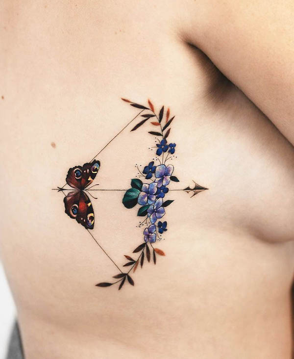 Tatuaggio con farfalla e freccia da @rey.jasper