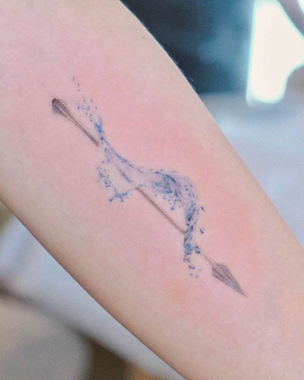 Tatuaggio con acqua e freccia di @renuue_ink