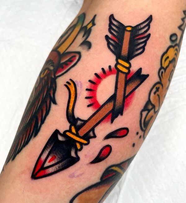 Tatuaggio tradizionale Broken arrow di @alin_tattooer