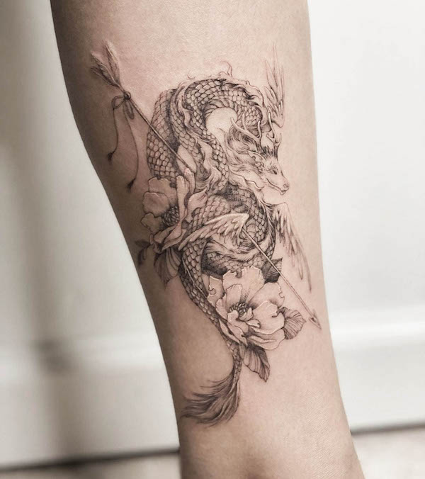Tatuaggio con drago e freccia di @jaime.ink