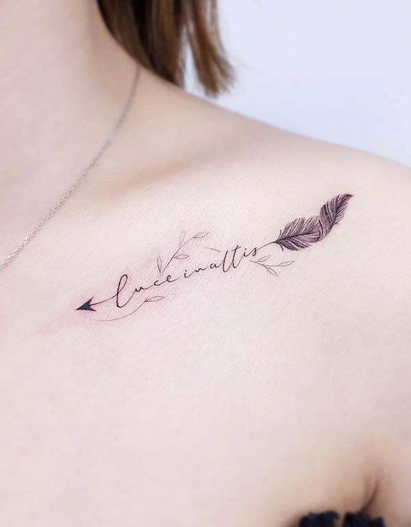 Tatuaggio con nome e piuma di freccia di @boni_tattooer