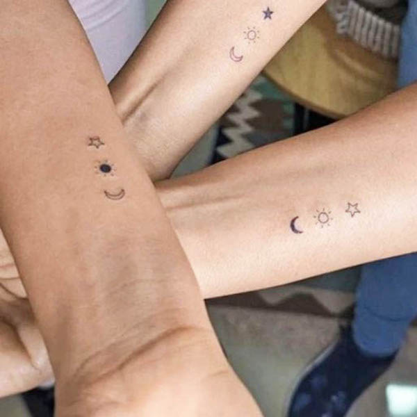 Tatuaggi di stelle di fratelli e sorelle abbinati di @ash.winiganeshpawar143