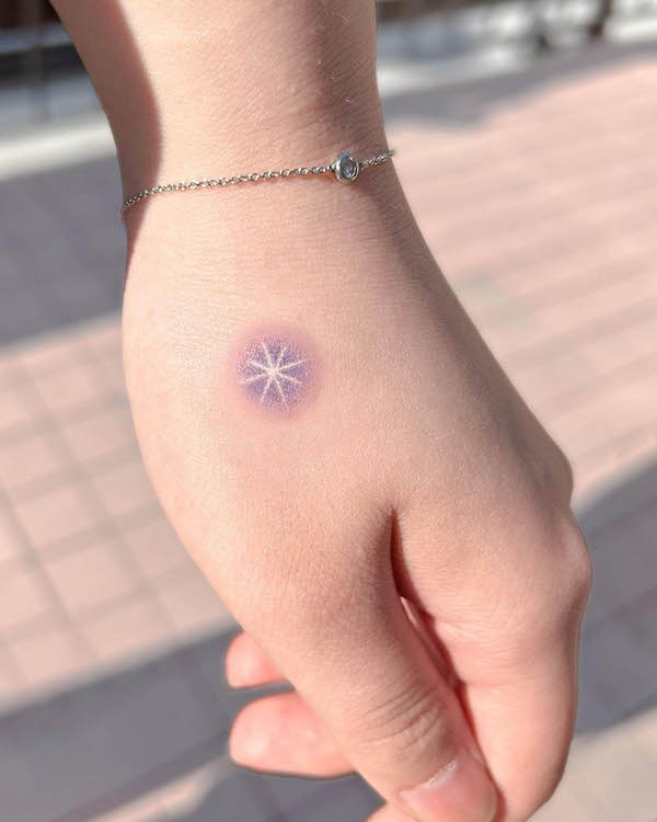 Piccolo tatuaggio a mano con stella splendente di @gigitat