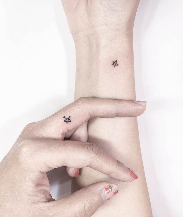 Piccoli tatuaggi a stella abbinati di @playground_tat2