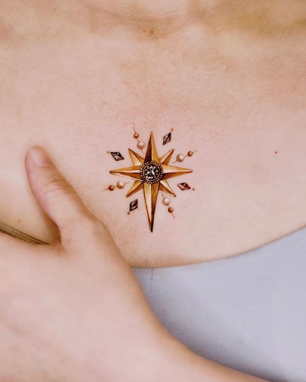 Tatuaggio stella nautica metallica di @chou_tatt