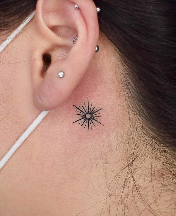 Piccola stella brillante dietro l'orecchio di @tattooer_jina