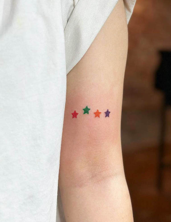 Tatuaggio stella colorata di @3.ink