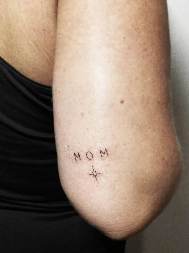Piccolo tatuaggio a forma di mamma e stella sul gomito di @salon_halo