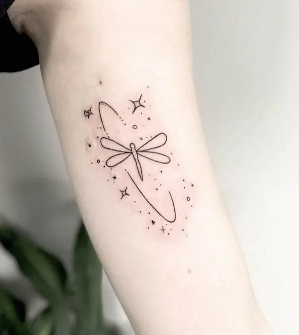 Tatuaggio carino di libellula a linea fine da @everlie.ink