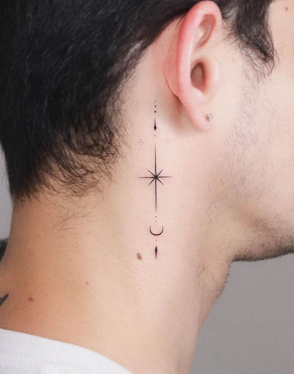 Tatuaggio semplice con stella ornamentale dietro l'orecchio di @orma_tattoo