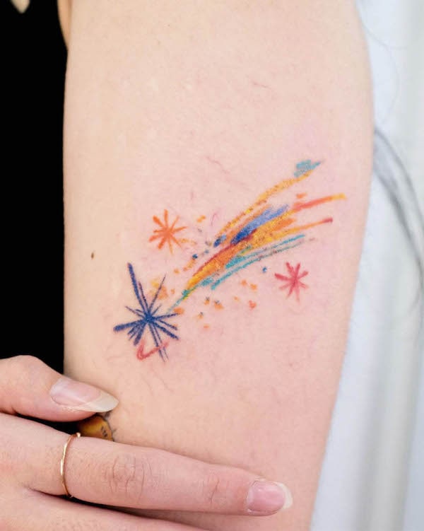 Tatuaggio colorato con stella cadente di @vitchin_tattoo