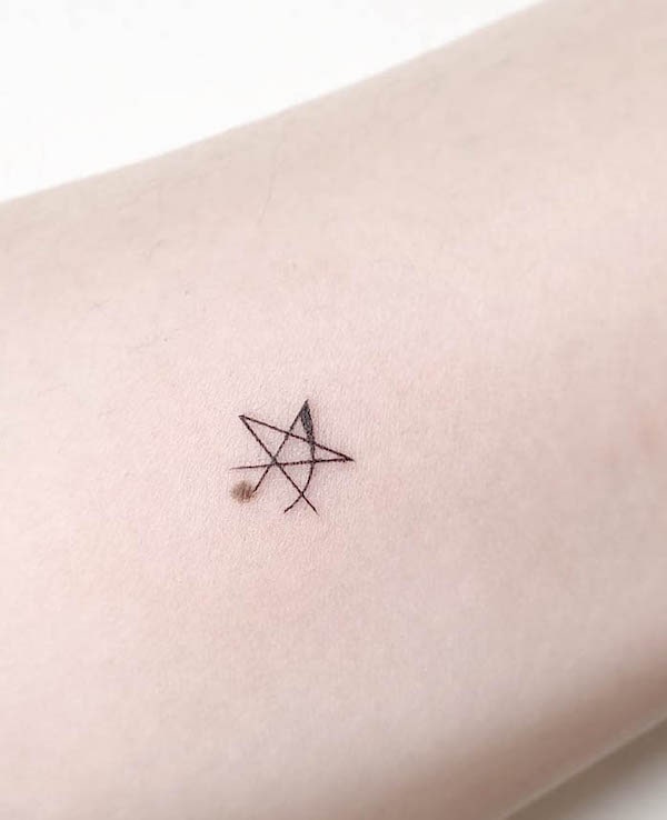 Tatuaggio con stella pentagrammata di @playground_tat2