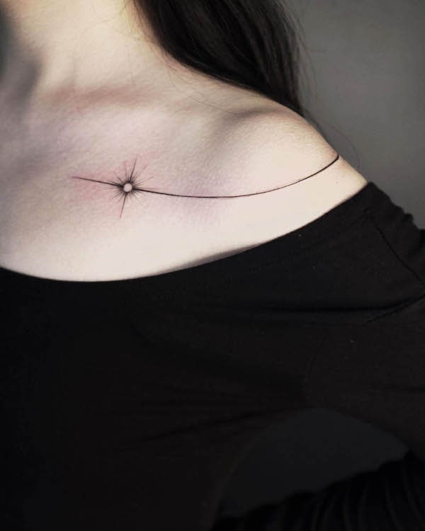Tatuaggio di stella e clavicola di @flashlightuniverse