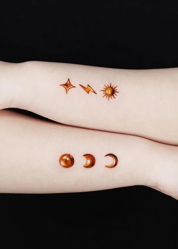 Tatuaggio con simboli naturali dorati di @jooa_tattoo