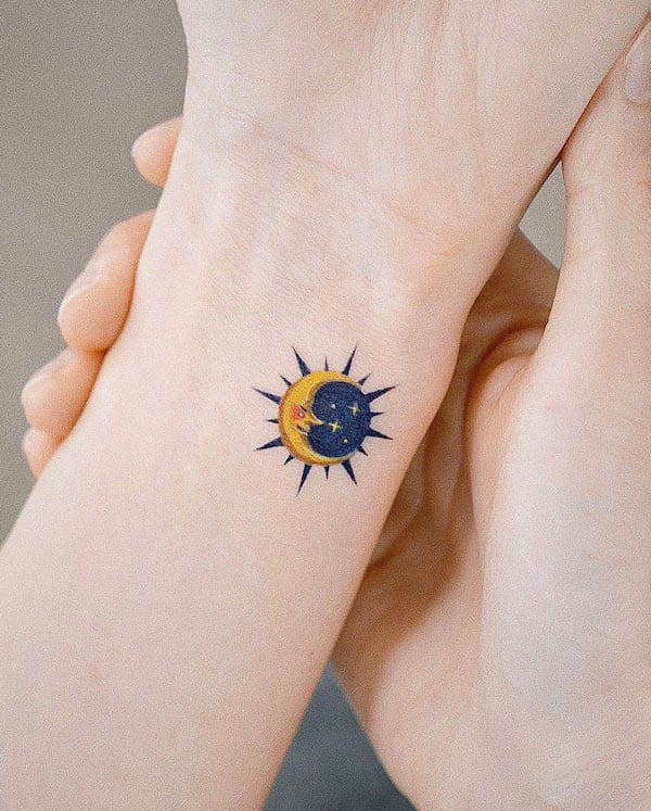 Tatuaggio con stella e luna di @youngchickentattoo