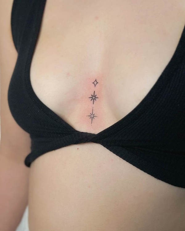 Tatuaggio a stelle sul petto di @blinkstudioyyc