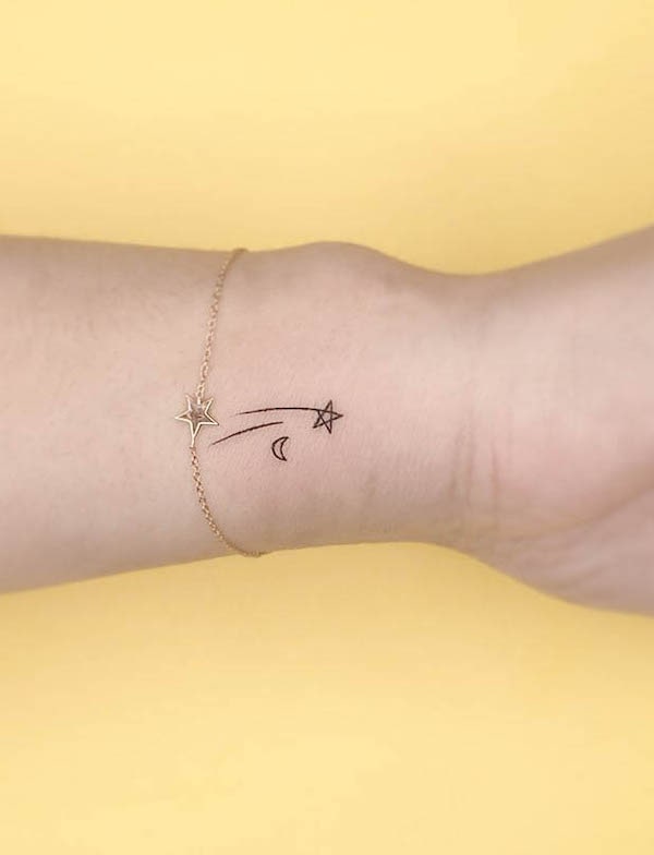 Tatuaggio con stella cadente sul polso di @playground_tat2