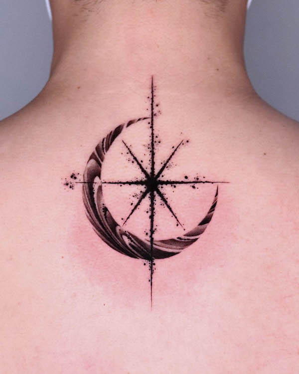 Tatuaggio in grassetto con stella e luna sulla schiena di @wekid_impastotattoo
