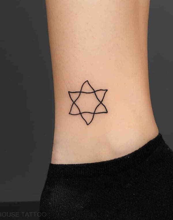 Tatuaggio della caviglia con pentagramma disegnato a mano da @blackhousetattoo